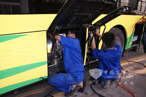 工人在认真的装配气罐管路