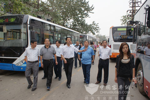 孙庆民总经理向郭主任一行介绍刚下线的中通客车产品