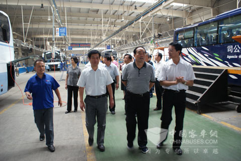 郭主任一行参观中通客车生产线