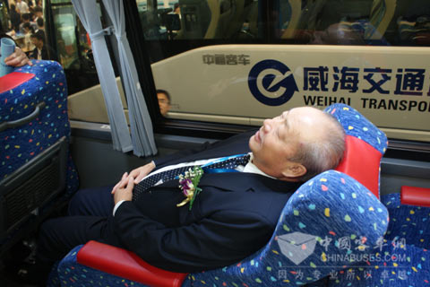 中通客车副总经理贾开潜陪同客户参观展车