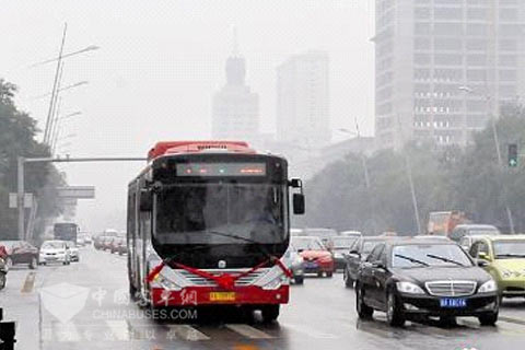 太原街头的中通18米燃气BRT客车