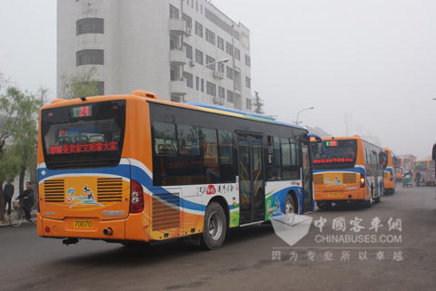 新车驶上水城大街