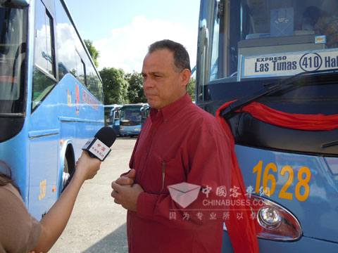 古巴国家客运公司总裁Roberto Ricardo Marrero接受央视记者采访