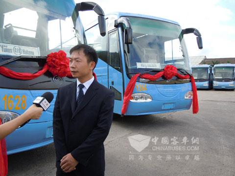 宇通海外市场部部长胡锋举接受央视记者采访