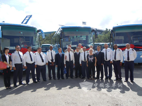 领导与获奖司机合影