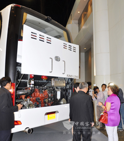 泰国用户在大金龙展台现场看车