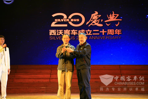 西沃客车为用户代表颁发荣誉奖牌