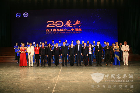 西沃客车员工合照