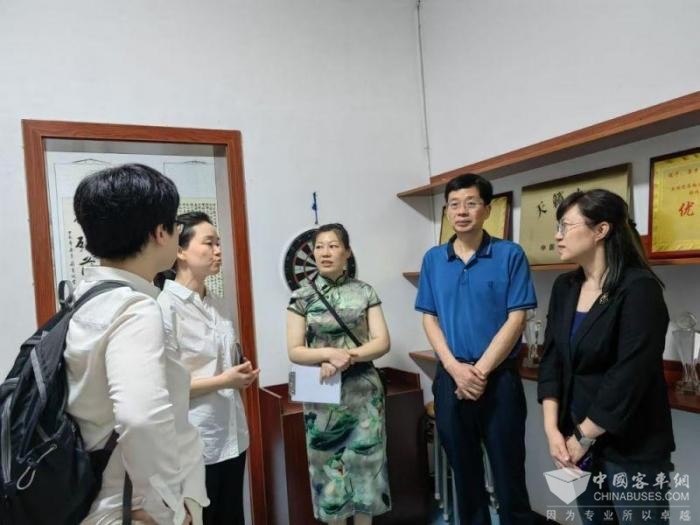 全国政协委员杨洋建议推动城市公共交通工具报站显示屏规范化管理