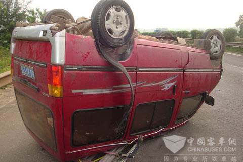 海南西线高速面包车爆胎翻车事故现场