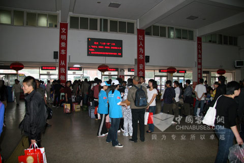 首都各高校的志愿者热心帮助乘客