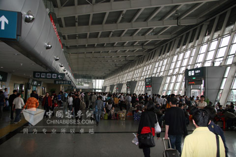 候车大厅内人声鼎沸