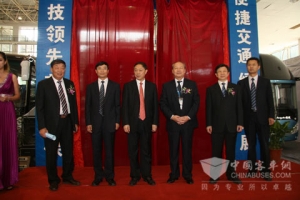 中通携精品客车扮靓武汉国际交通运输科技博览会