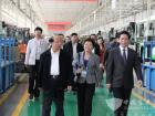 恒通客车董事长杨茂超、总经理罗邦初等领导陪同来宾参观展厅及生产线