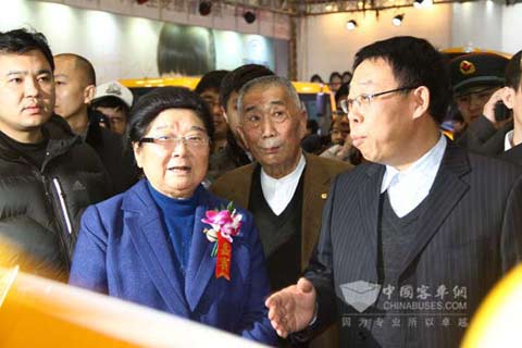 妇联主席顾秀莲在黄海林崇富林总的陪同下参观黄海校车