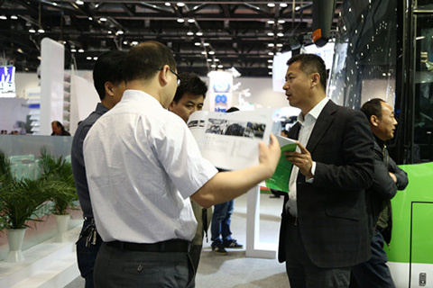 贾开潜副总经理向客户介绍中通纯电动客车情况