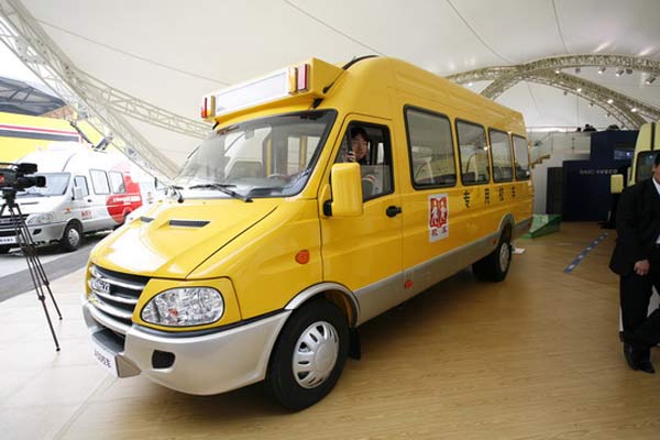 南京依维柯宝迪A42小学生专用校车(柴油22座)