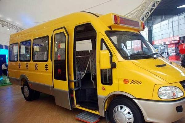 南京依维柯宝迪A42小学生专用校车(柴油22座)