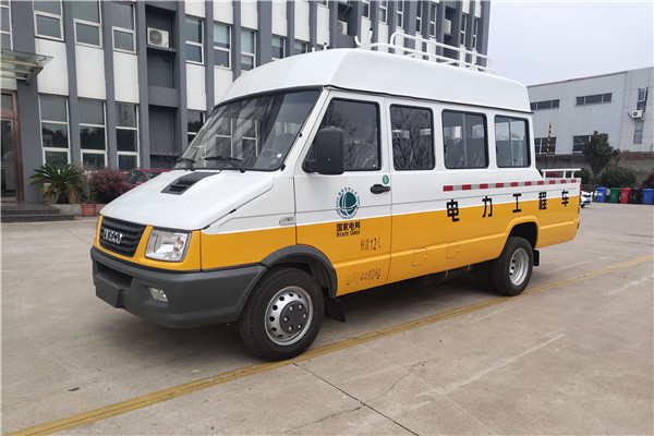 南京依维柯NJ5046XGCZA斗式工程车(柴油国六10-13座)