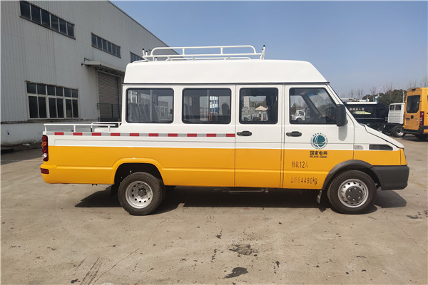 南京依维柯NJ5046XGCZA斗式工程车(柴油国六10-13座)