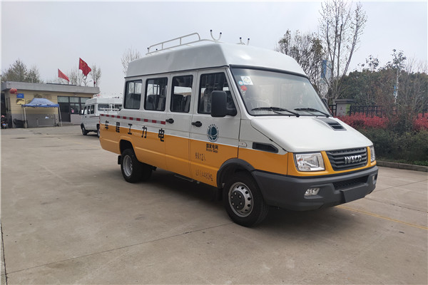 南京依维柯NJ5046XGCZA斗式工程车(柴油国六10-13座)