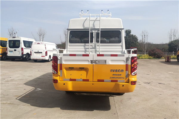 南京依维柯NJ5046XGCZA斗式工程车(柴油国六10-13座)