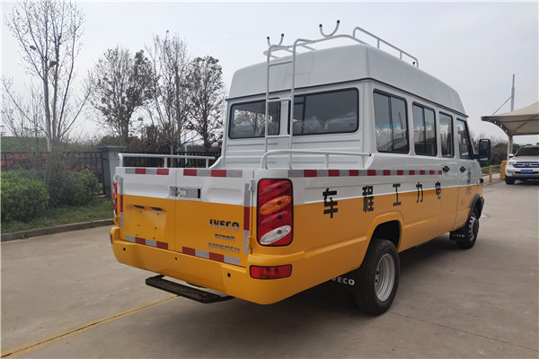 南京依维柯NJ5046XGCZA斗式工程车(柴油国六10-13座)