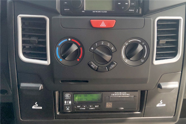 南京依维柯NJ5046XGCZA斗式工程车(柴油国六10-13座)