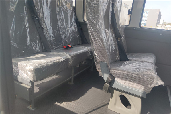 南京依维柯NJ5046XGCZA斗式工程车(柴油国六10-13座)