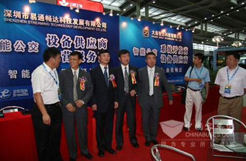 图为李刚司长、张延华副司长、姚明德会长、王永立副会长等领导参观展会