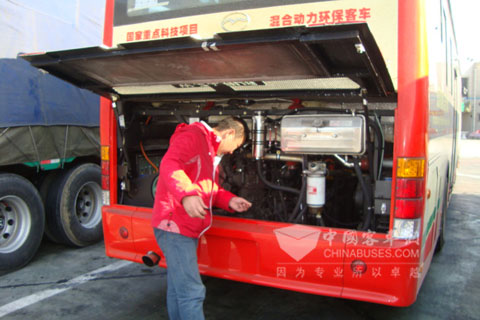 东风康明斯服务人员对机器做出发前检查