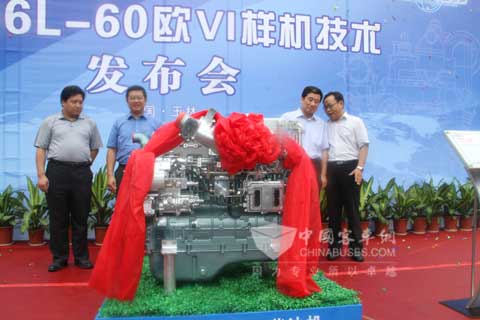 中国首个欧VI排放发动机在玉柴研制成功(左三为玉柴董事局主席晏平)