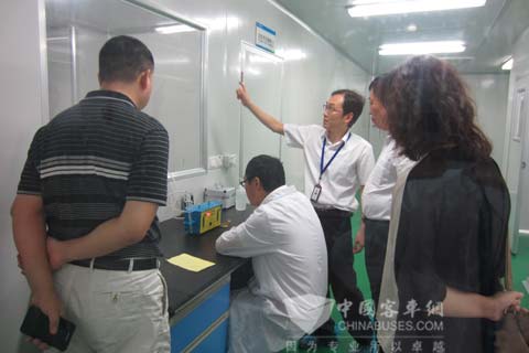 美时美克工程师向裴志浩秘书长一行介绍情况